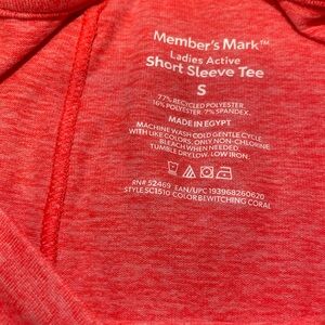 I am selling a women’s t shirt. Size small